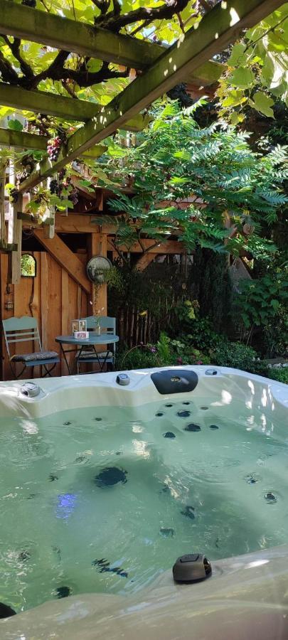 La Cabane Du Bon Chemin ,Spa ลาวาล ภายนอก รูปภาพ